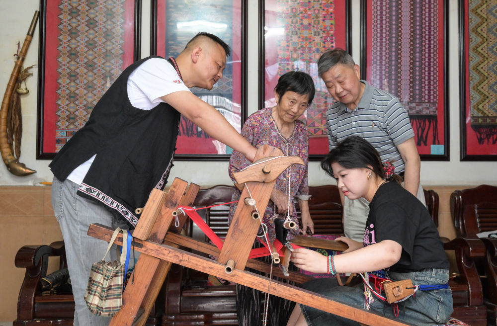 唐洪祥（后右一）和老伴刘秀琴（后右二）、儿子唐山（左一）、孙女唐鸣珂（前右一）三代人都是西兰卡普传承者（7月3日摄）。