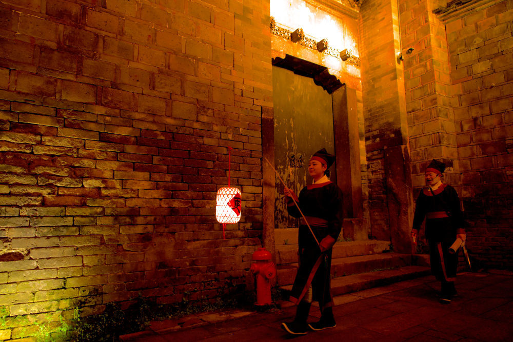 在泰宁县尚书巷历史文化街区内，工作人员进行“古装巡更”展示（4月19日摄）。