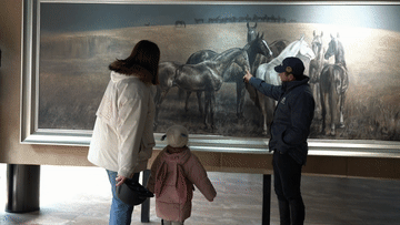 希尔扎提&middot;奴鲁木一家人在新疆野马集团古生态园汗血马基地参观。