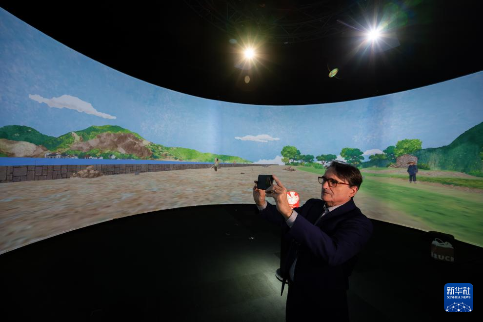 7月15日，艾朗宏展示“城市景昔”手机应用程序。 新华社记者 朱炜 摄