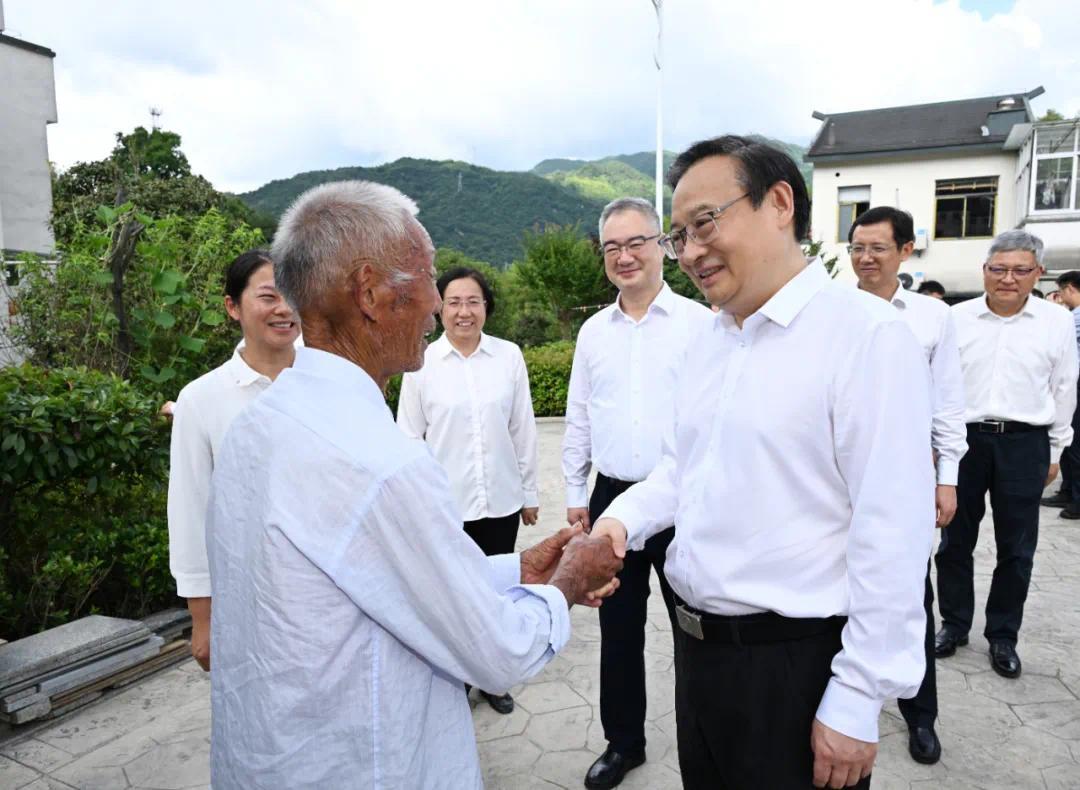 6月30日，安徽省委书记梁言顺在金寨县花石乡大湾村与村民握手交谈。