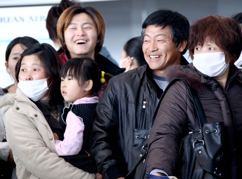 2011年3月19日，日本大地震发生后，在日本新澙机场准备办理登机手续回国的华人露出久违的笑容。
