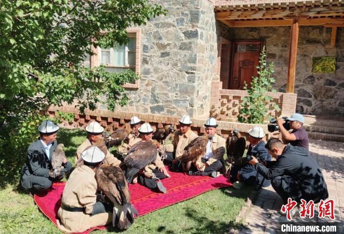 吉尔吉斯斯坦媒体人拍摄柯尔克孜族驯鹰习俗传承人。刘英 摄