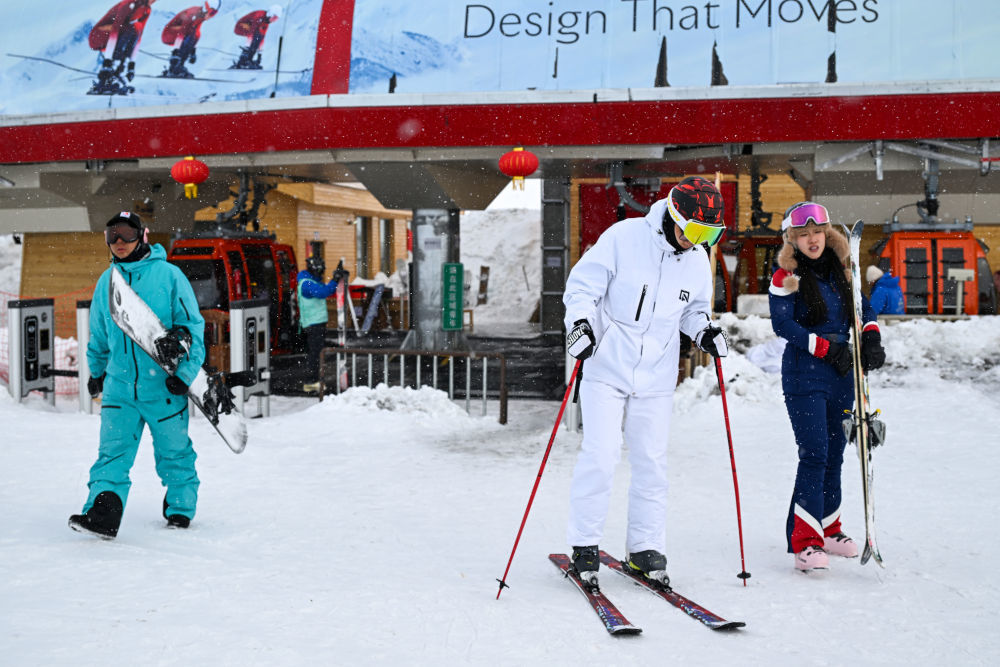 2024年3月8日，游客在位于禾木村的吉克普林国际滑雪度假区准备滑雪。新华社记者陈朔 摄