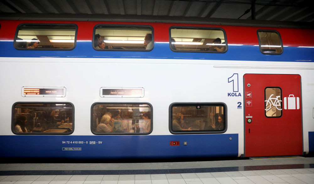 4月29日，在塞尔维亚贝尔格莱德中央火车站，人们搭乘匈塞铁路贝尔格莱德至诺维萨德的列车，准备前往诺维萨德。新华社记者李颖摄