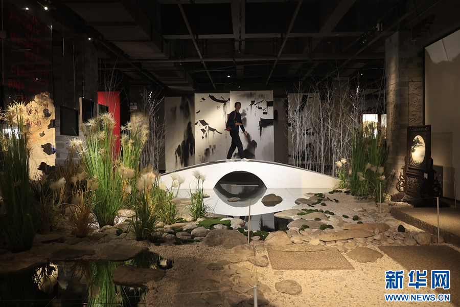 大理石方志馆展厅局部，布置为秀美的中式园林景观（摄于4月3日）。（新华网 赵普凡 摄）