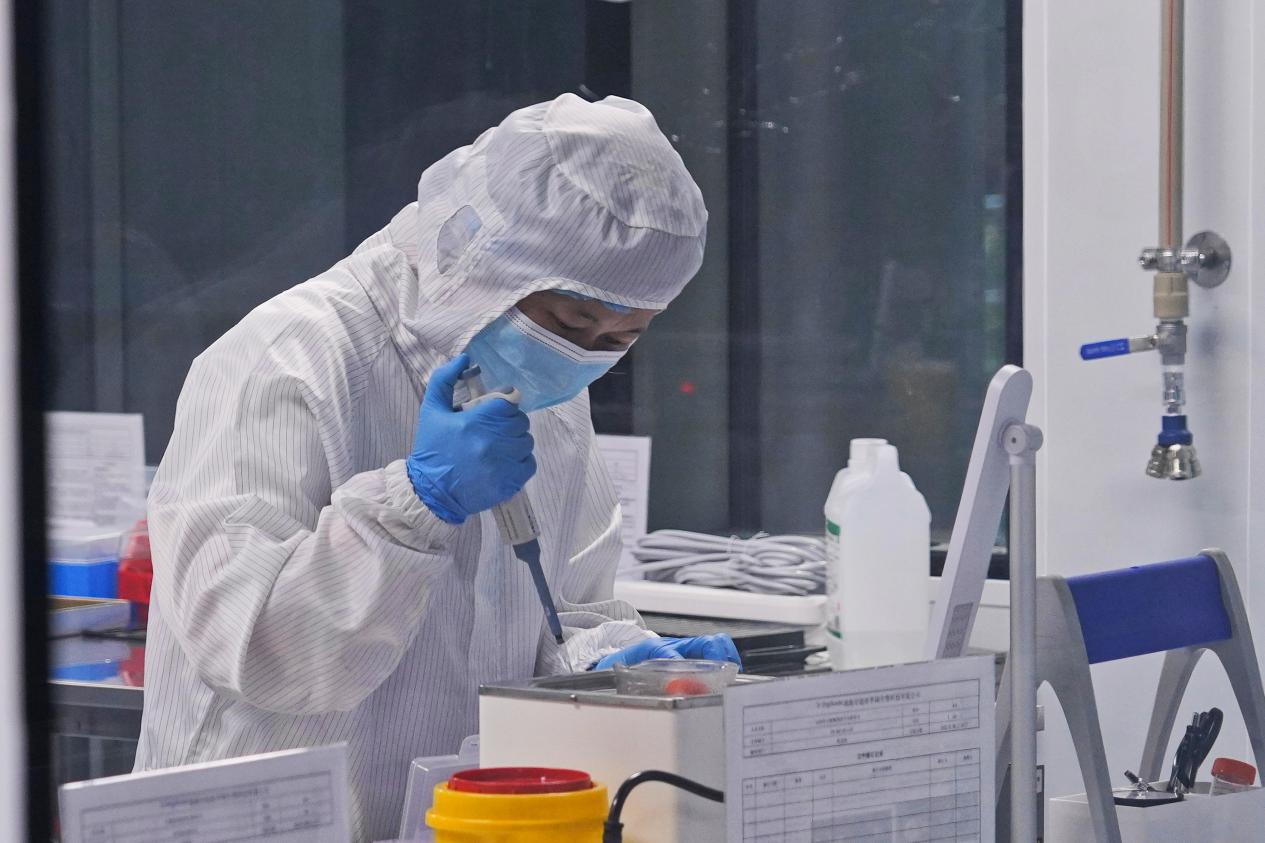 横琴澳门青年创业谷内一实验室，科研人员正在做测试（央广网记者 官文清 摄）