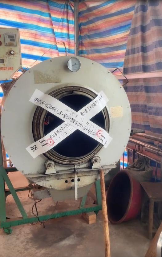 封条上写着“张市永定区莓茶生产加工棚点专项整治行动工作专班办公室封”，时间为2024年3月28日