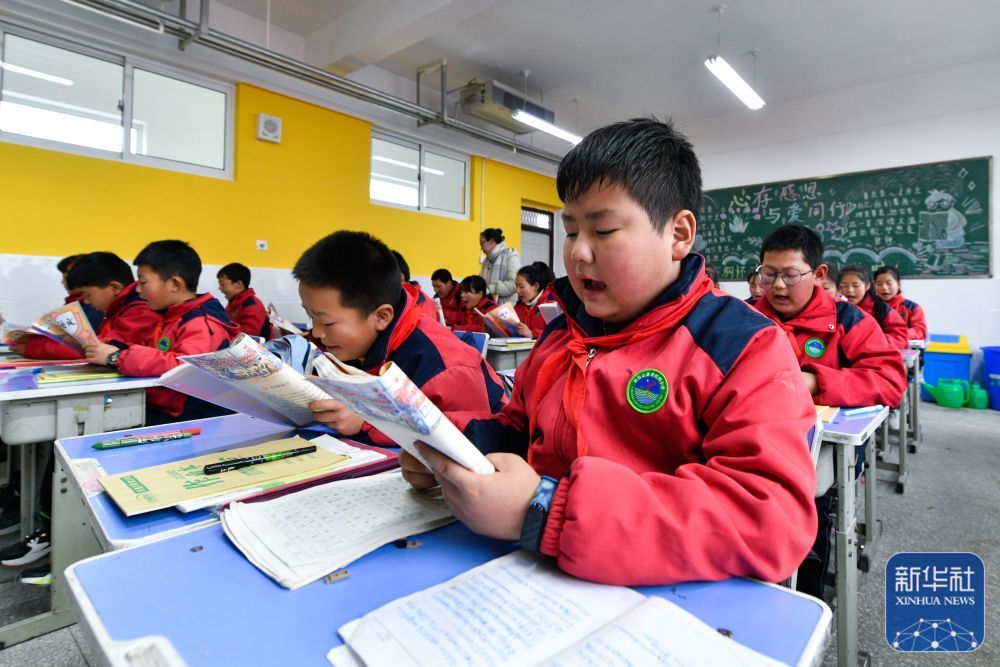 2月26日，积石山县石塬镇肖红坪小学的学生在朗读课文。