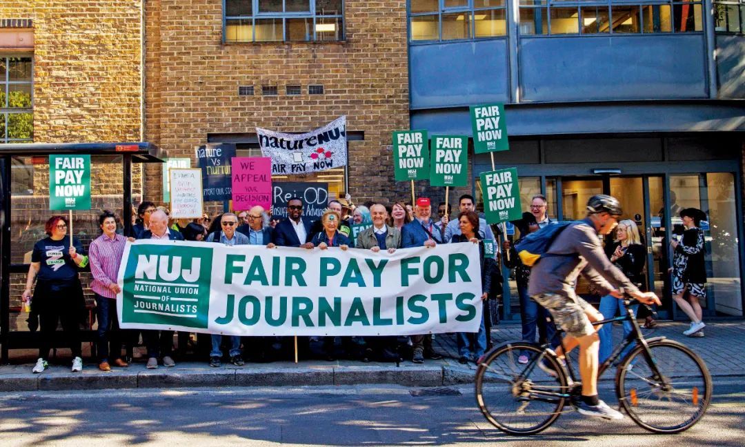 6月20日，英国伦敦，抗议者们聚集在施普林格自然的办公室外。图/NUJ