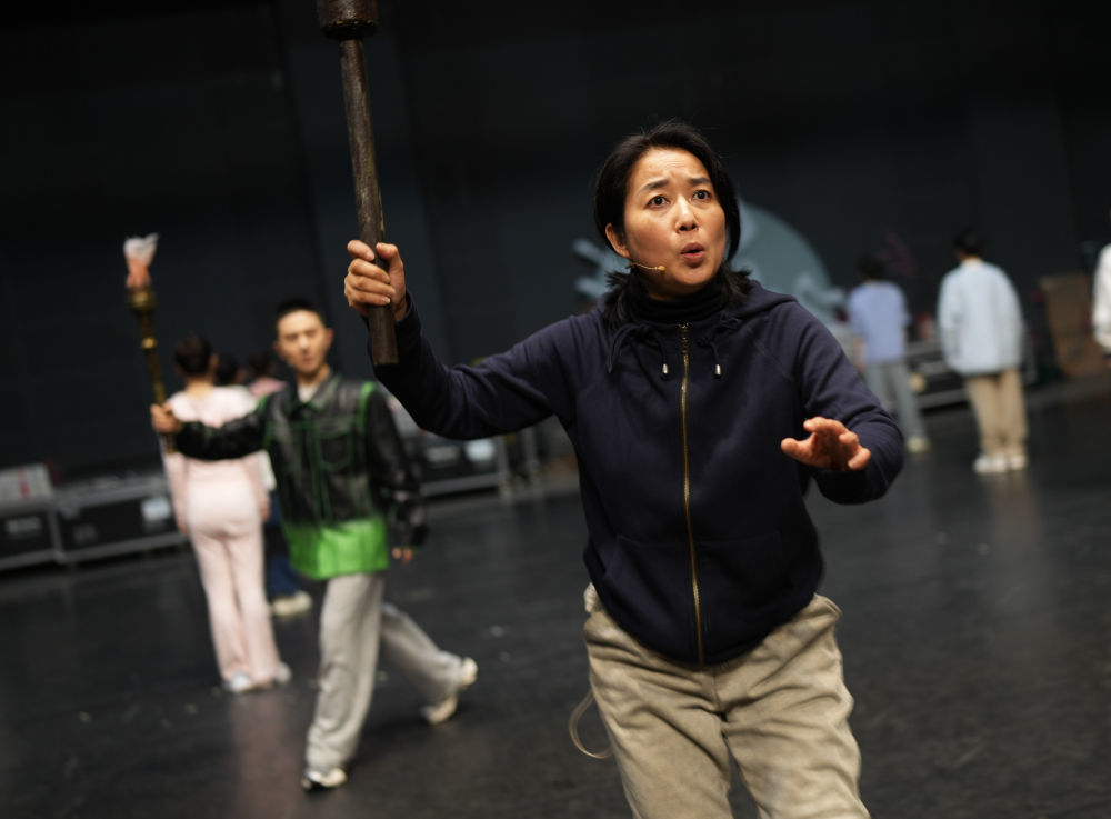 2024年4月7日，浙江小百花越剧团团长蔡浙飞在浙江杭州参加新编历史剧《苏秦》的排练。新华社记者 翁忻旸 摄