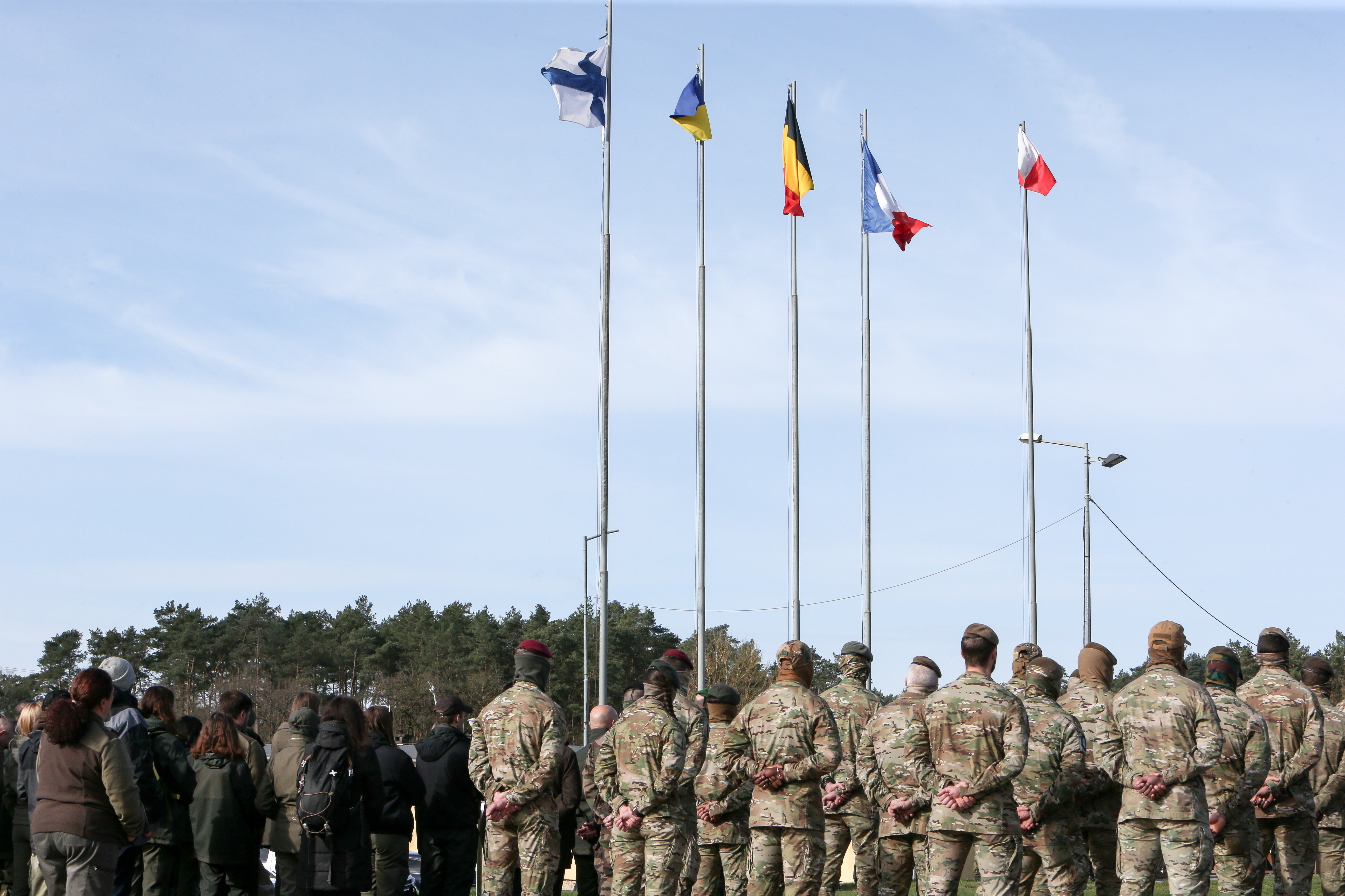 當地時間2024年4月5日，波蘭Wedrzyn，烏克蘭士兵參加歐盟成員國聯合訓練結業(yè)儀式，法國、比利時、芬蘭和波蘭士兵也參加了儀式。圖自澎湃影像