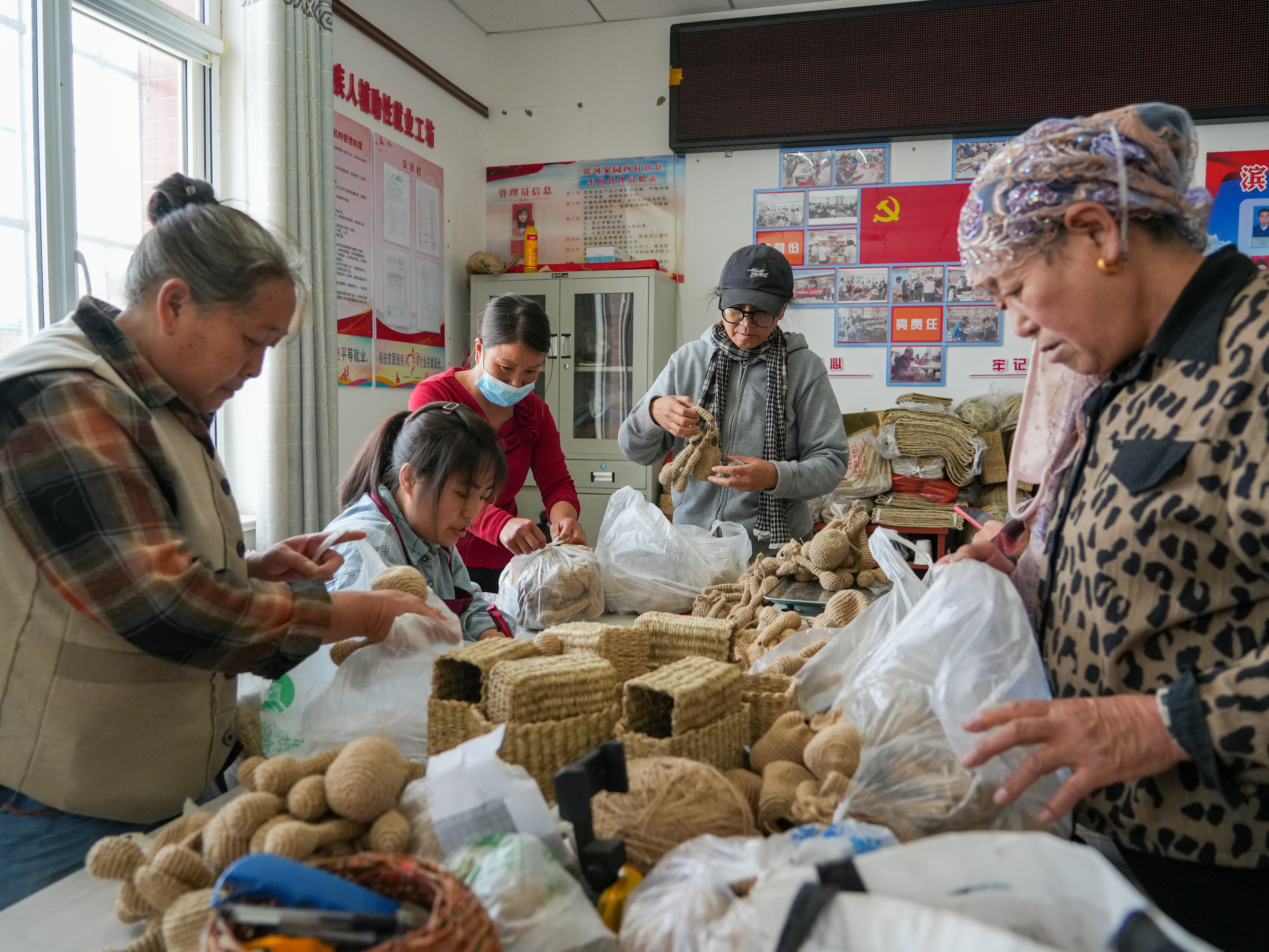 张璟（右二）和移民们在一起。