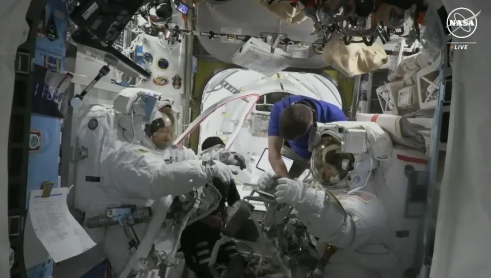 6月24日，身着白色宇航服的NASA宇航员戴森（前左）和巴拉特（前右）因宇航服表示而废弃了天外行走沟通。（NASA）