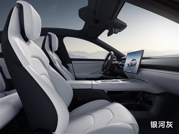 小米SU7内饰高清图公布!坚持保留物理按键 二排空间超宝马5系