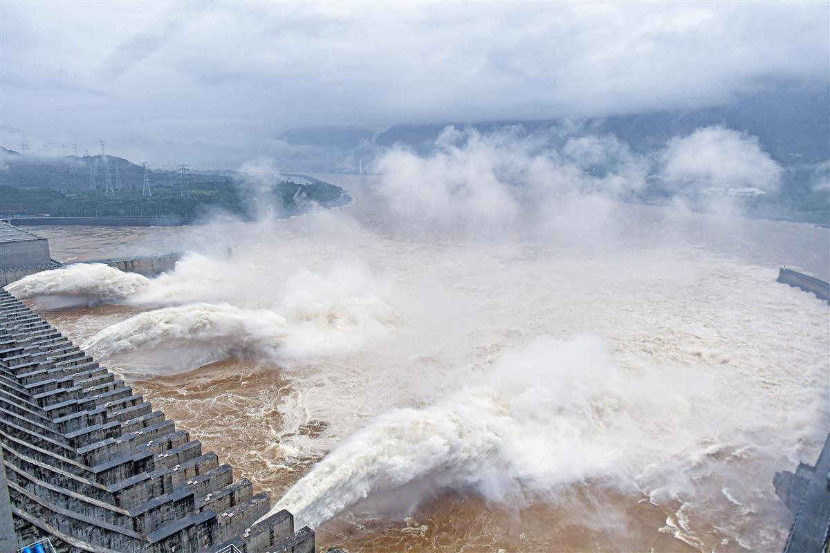 三峡水库三孔泄洪