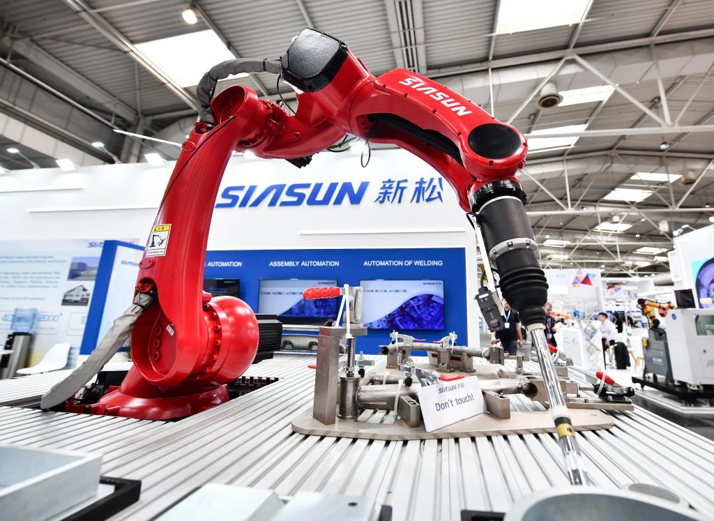 4月22日，在德国汉诺威工博会上，一款新松工业焊接机器人在进行演示。新华社记者任鹏飞摄