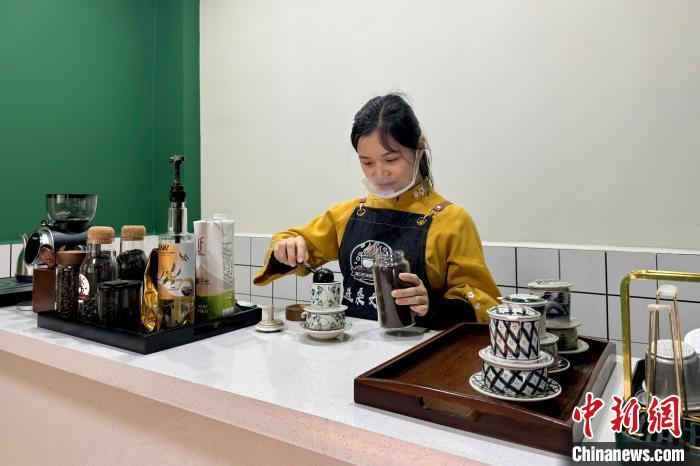 2024年1月，越南店长范式庆玲正在冲泡越南滴漏咖啡。　罗婕 摄
