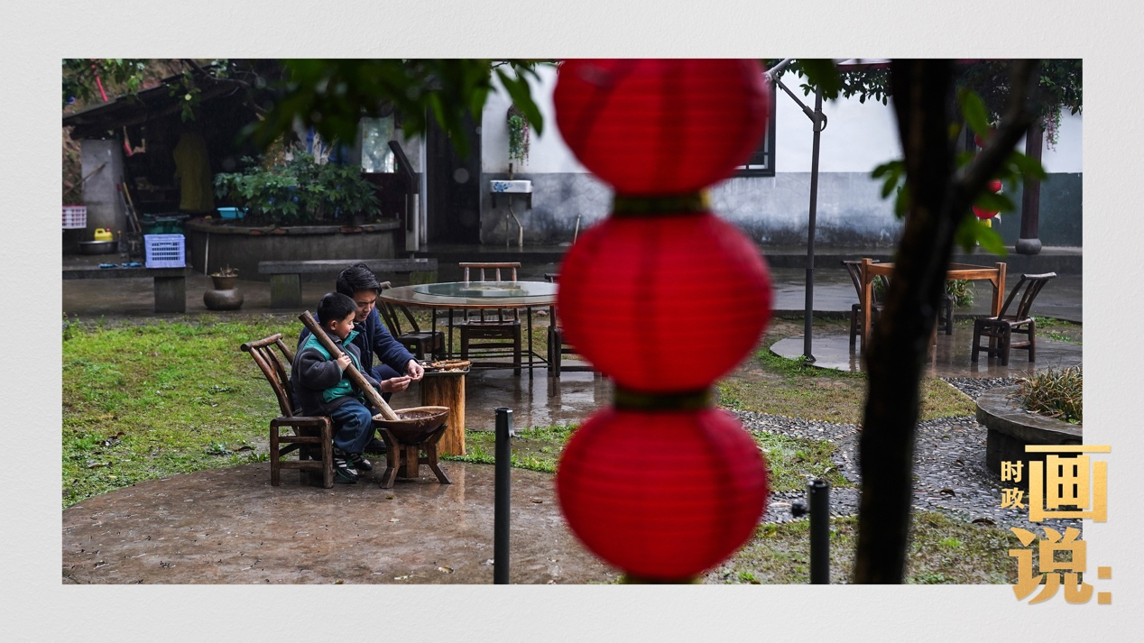 △常德桃花源，“擂茶习俗传承人”谢元正在制作擂茶。作为当地群众日常饮食礼仪习俗，擂茶流传至今已有千年。