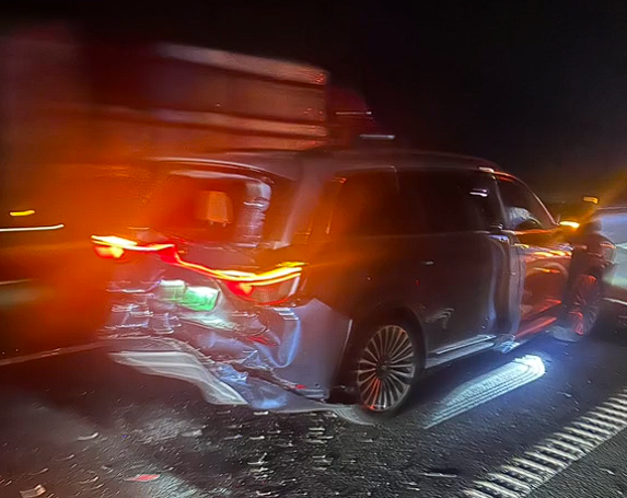 问界M9高速上被货车夹击碰撞:车辆几乎报废、人一点事没有