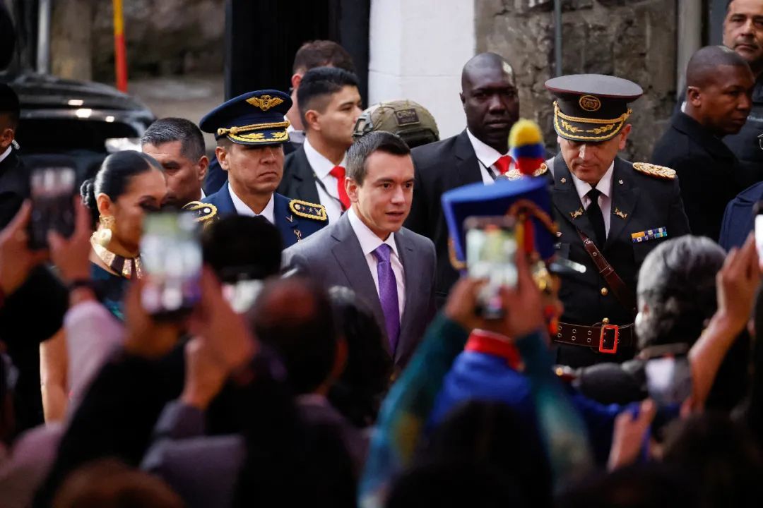 ◆4月21日，厄瓜多尔总统诺沃亚在首都基多出席活动。