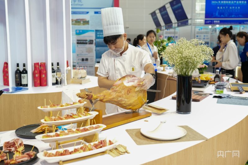 在东疆海洋岛展位,诸多美食引来市民游客品尝(央广网发 实习生李骏宇 摄)