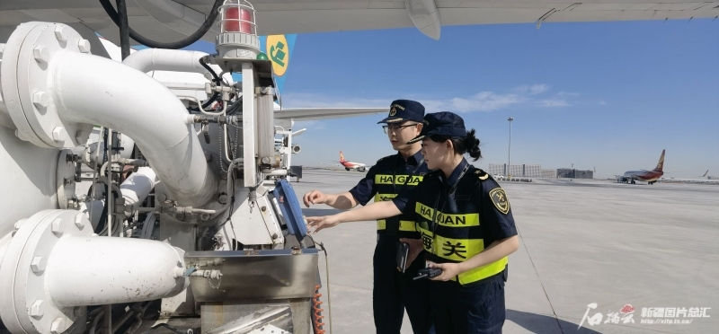 6月24日，乌鲁木齐地窝堡机场海关关员监管保税航油加注。刘奕鸽 摄
