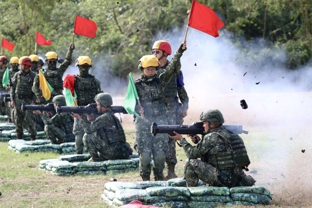 11月6日，台陆军首次公开实弹射击“红隼”火箭弹。图源：联合新闻网