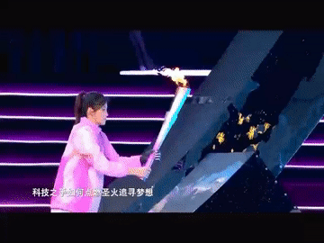 2023年10月22日，佩戴智能仿生手的火炬手徐佳玲在杭州亚残运会开幕式上点燃主火炬。