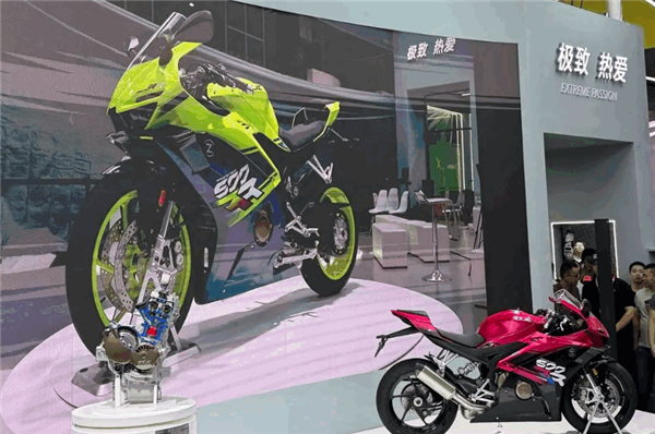 张雪机车首款摩托500RR发布:3.4秒破百 极速可达240km/h