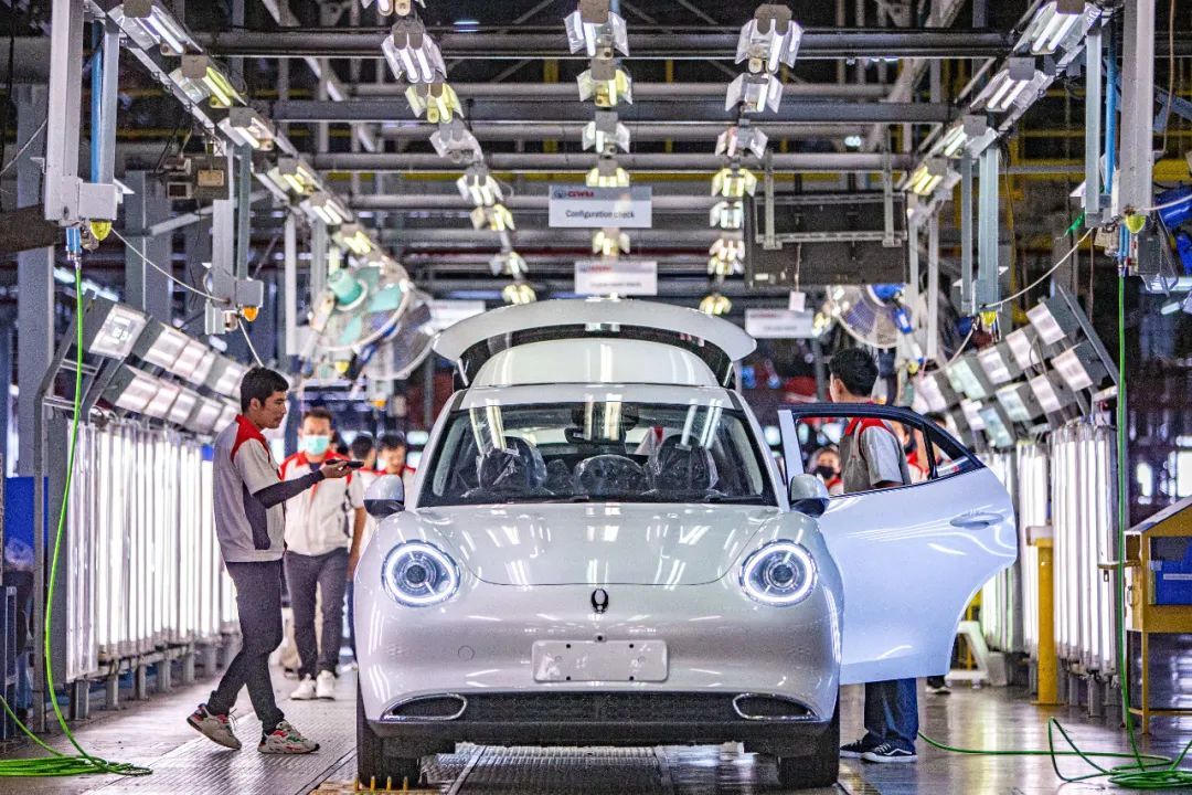 工人在位于泰国罗勇的长城新能源汽车制造基地生产车间内工作 图源:新华社