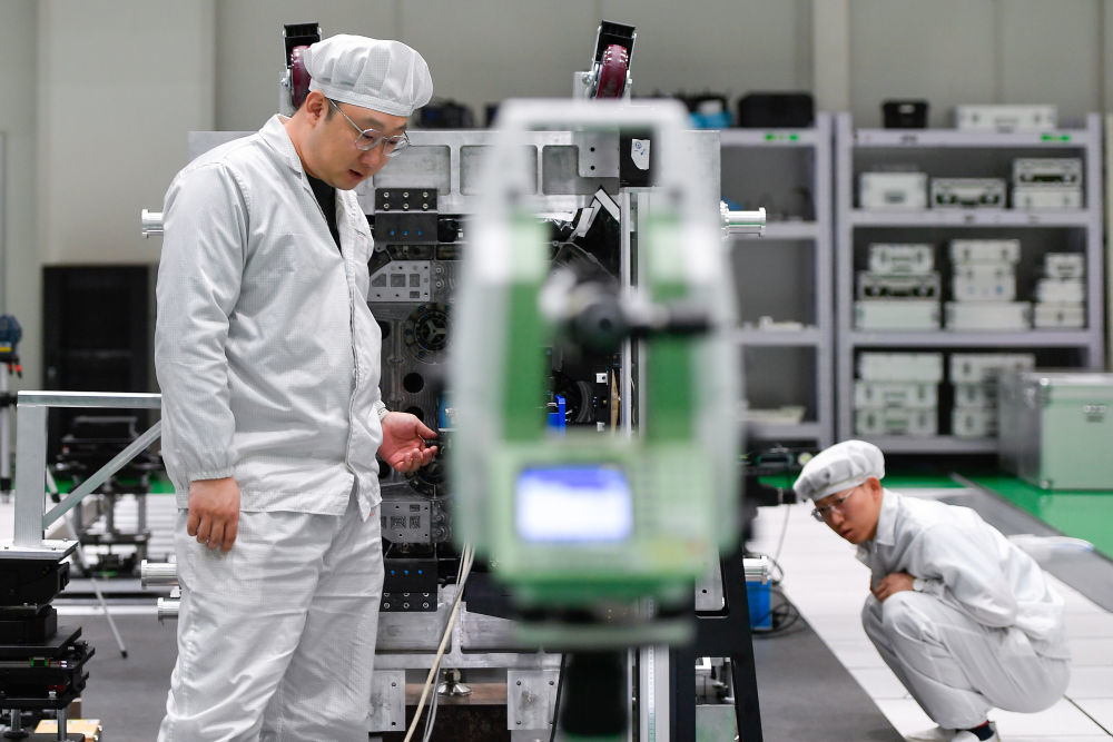 2024年4月2日，在长光卫星技术股份有限公司，科研人员调试光学遥感载荷组件。新华社记者 许畅 摄