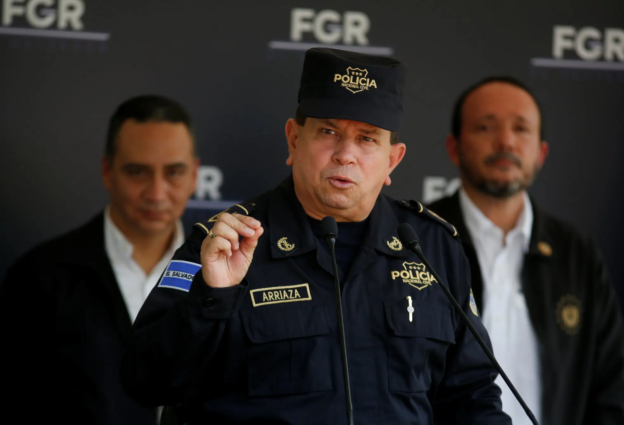 萨尔瓦多被通缉银行家欲偷渡被抓，押解的国家警察局长同机坠亡！总统：彻查幕后真凶_凤凰网
