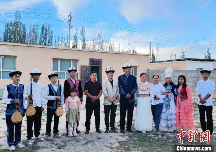 吉尔吉斯斯坦媒体人走访柯尔克孜族库姆孜艺术传承人。刘英 摄