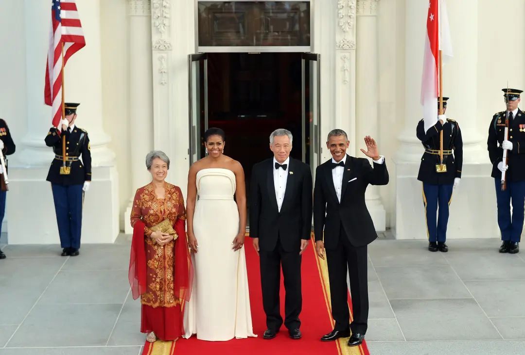·2016年8月2日，时任美国总统奥巴马（右一）在白宫为李显龙（右二）设国宴。晚宴前，李显龙和奥巴马在白宫北门廊，与两位夫人合照。