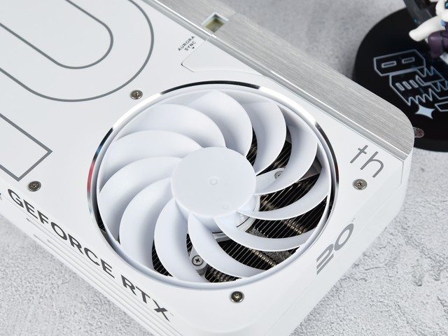 影驰20周年RTX 4070显卡评测 纯白典雅 独特背插