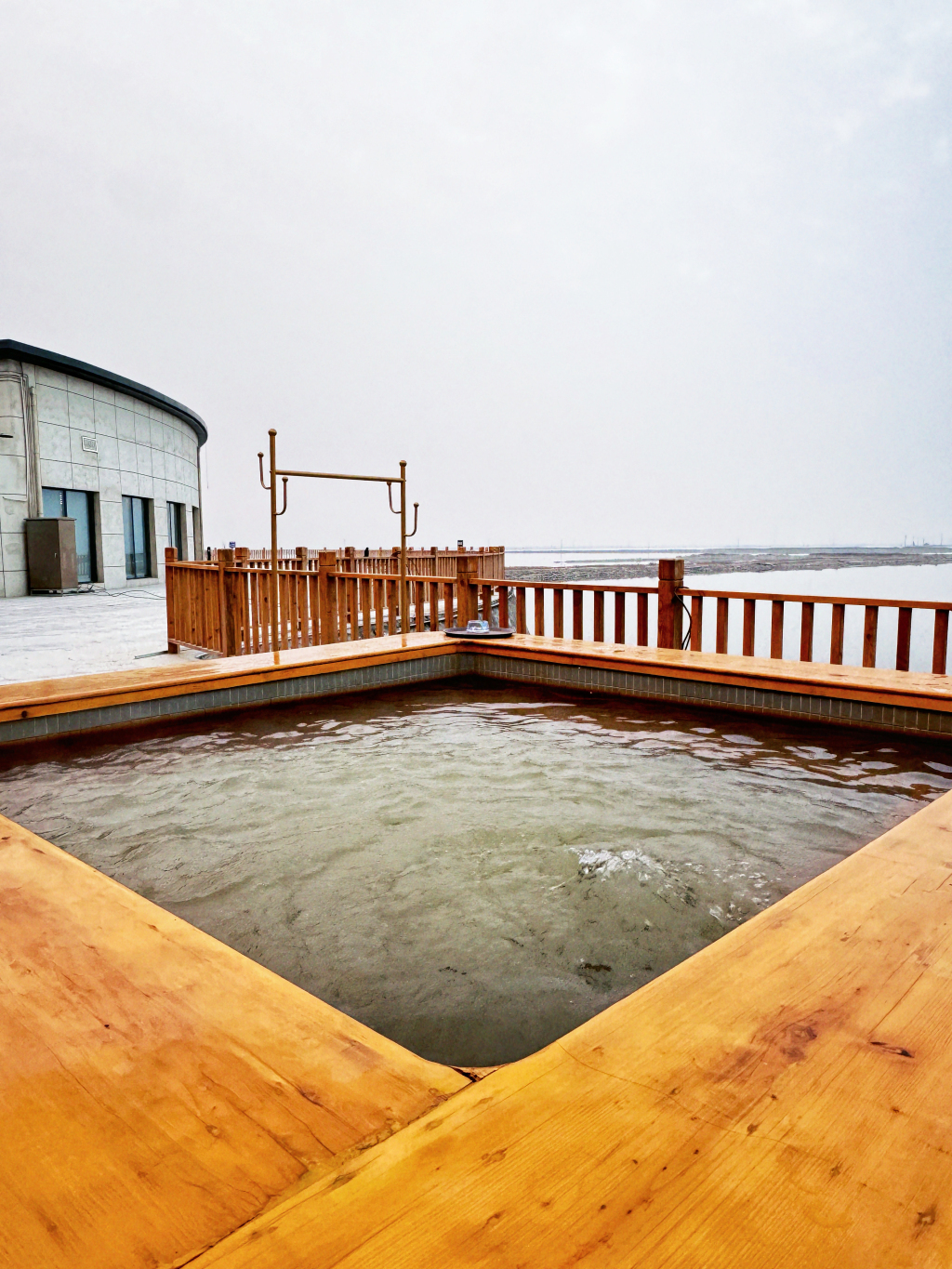 “五绝”之一的医用温泉水疗的户外汤池。澎湃新闻记者 金向玉 摄