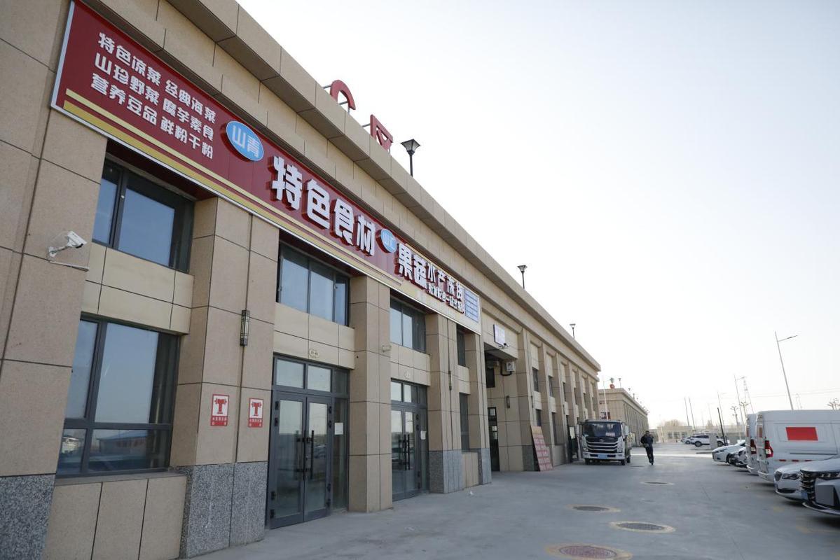 部分商户入驻阿拉尔市南疆农副产品集散中心功能交易区。乔建林 摄