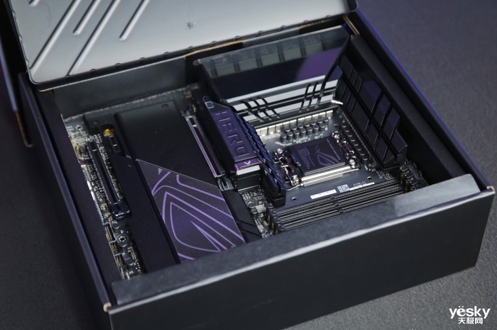 ROG MAXIMUS Z890 HERO主板+龙神3 EXTREME礼盒开箱:顶级配置,信仰拉满
