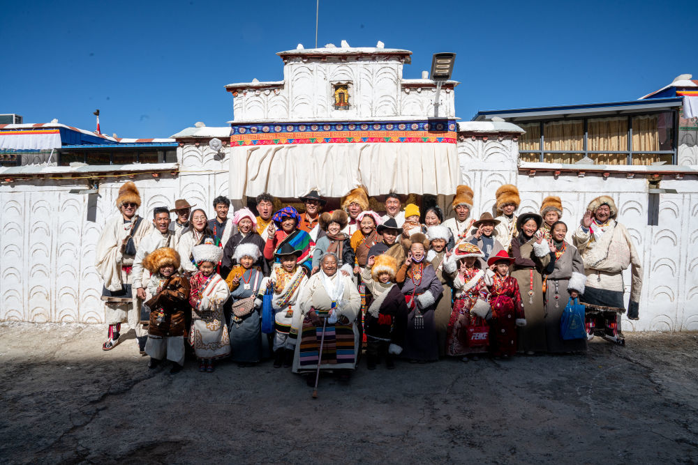 在西藏拉萨市当雄县公塘乡甲根村，斯曲旺姆（前中）和家人们一起拍摄全家福（2月10日摄）。新华社记者 丁增尼达 摄