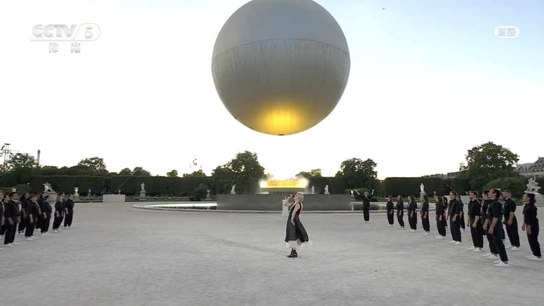 歌手演唱《巴黎天空下》