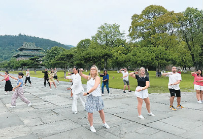 新西兰旅行商在武当山学习太极拳。