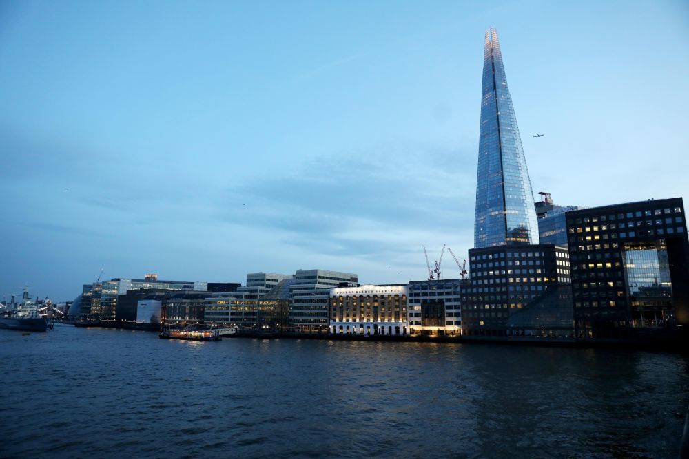 这是在英国伦敦拍摄的日暮时分的泰晤士河和碎片大厦。