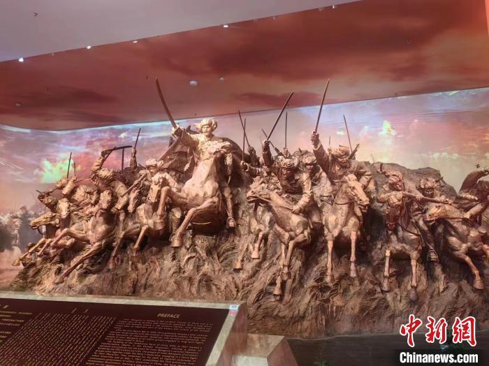 图为内蒙古民族解放纪念馆内的雕塑作品。中新网记者 乌娅娜 摄