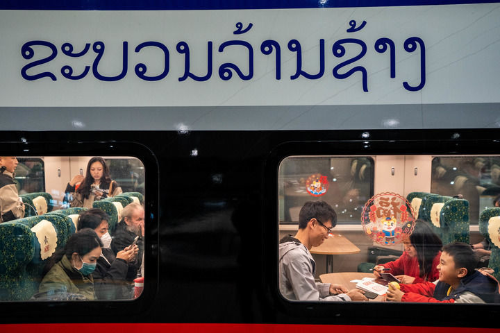 游客在昆明南站乘坐中老铁路国际旅客列车准备前往老挝旅游（2024年2月14日摄）。