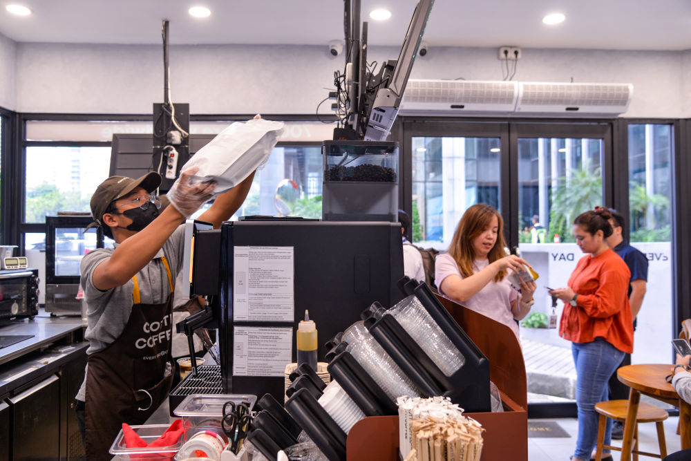 2024年11月21日,在印度尼西亚雅加达一家库迪咖啡门店,工作人员在店内工作。新华社记者徐钦摄