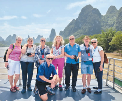 来自新西兰、澳大利亚等多国的游客乘船游览桂林山水。西安卓恒国旅供图
