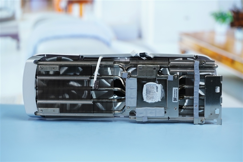 超静音的白色显卡!索泰RTX 4070 Ti SUPER TRINITY OC月白评测: 罕见高频率