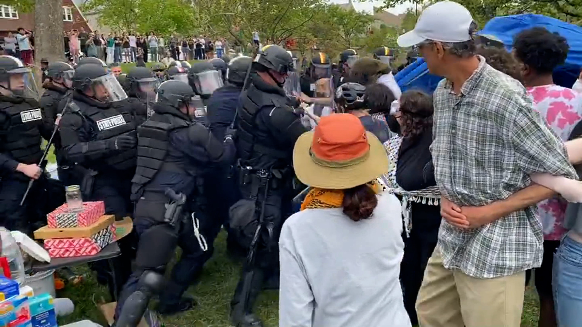 美国警方在印第安纳大学伯明顿分校逮捕抗议者 图源：《印第安纳学生日报》