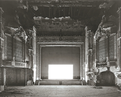 杉本博司,《基诺沙剧院,基诺沙》,2015,明胶银盐相纸,119.4×149.2cm。公式Hiroshi Sugimoto,图片由艺术家提供